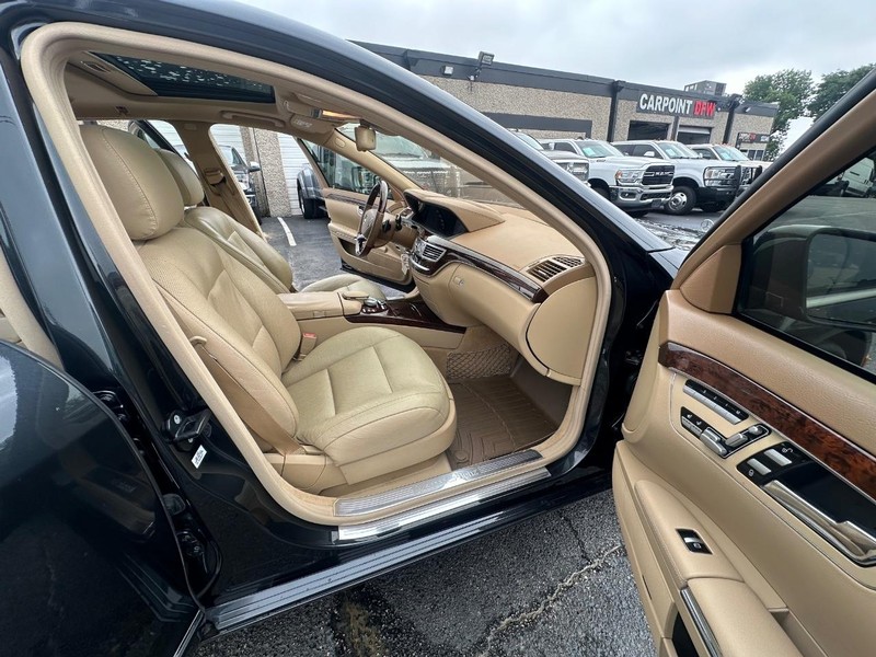 Mercedes-Benz S-Class Vehicle Full-screen Gallery Image 28