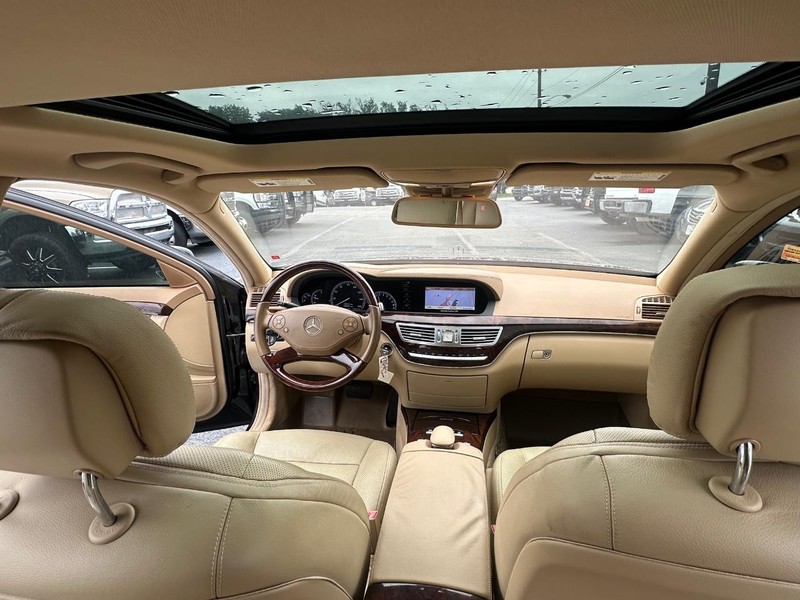 Mercedes-Benz S-Class Vehicle Full-screen Gallery Image 29