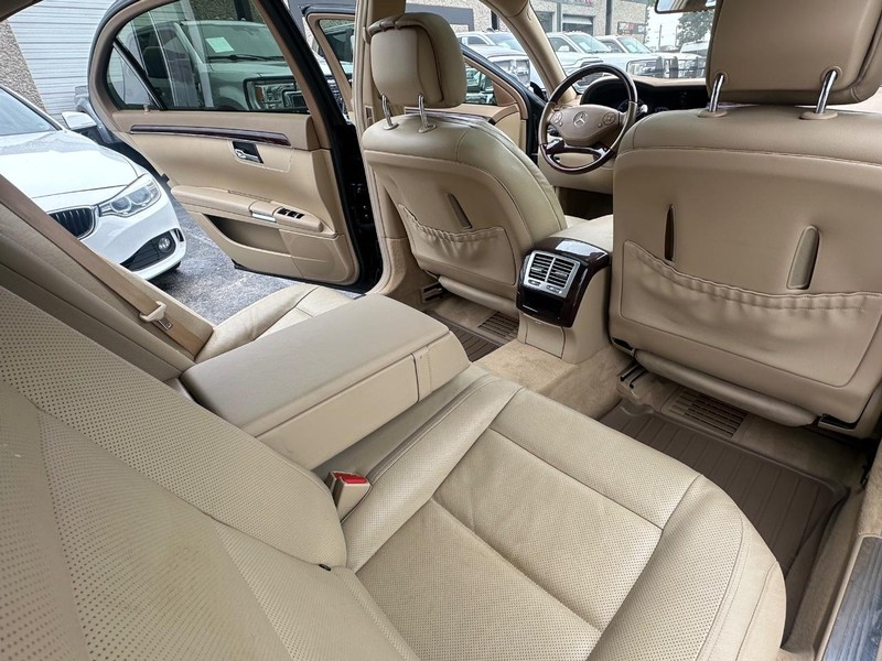 Mercedes-Benz S-Class Vehicle Full-screen Gallery Image 30