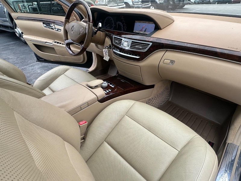 Mercedes-Benz S-Class Vehicle Full-screen Gallery Image 31