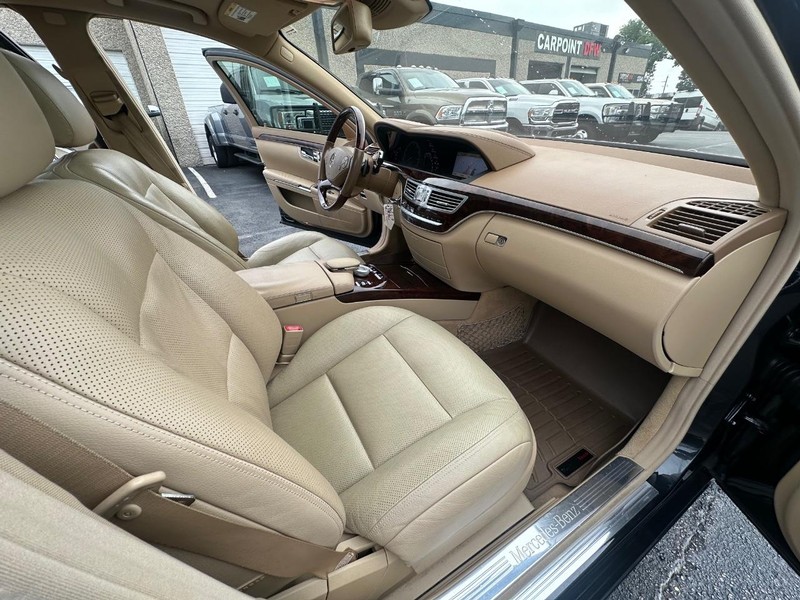 Mercedes-Benz S-Class Vehicle Full-screen Gallery Image 32