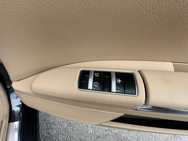 Mercedes-Benz S-Class Vehicle Full-screen Gallery Image 33