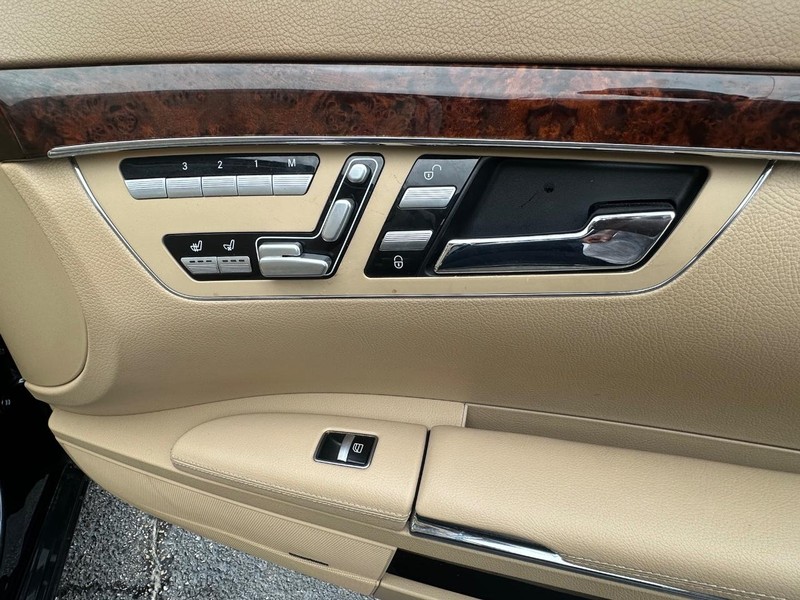 Mercedes-Benz S-Class Vehicle Full-screen Gallery Image 34