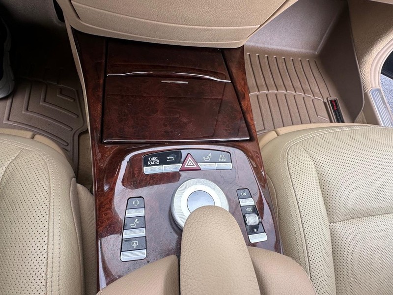 Mercedes-Benz S-Class Vehicle Full-screen Gallery Image 35