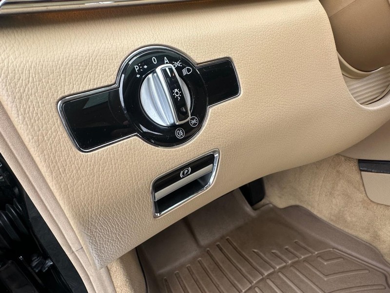 Mercedes-Benz S-Class Vehicle Full-screen Gallery Image 36