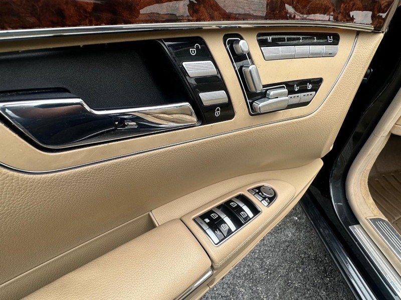 Mercedes-Benz S-Class Vehicle Full-screen Gallery Image 37