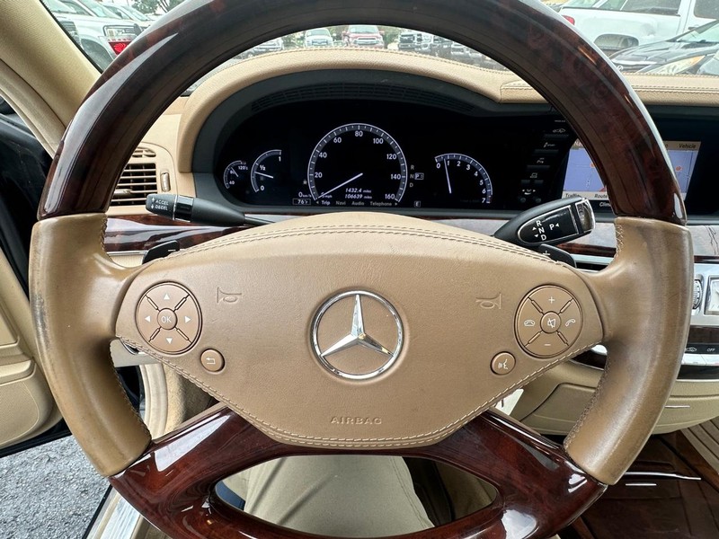 Mercedes-Benz S-Class Vehicle Full-screen Gallery Image 38