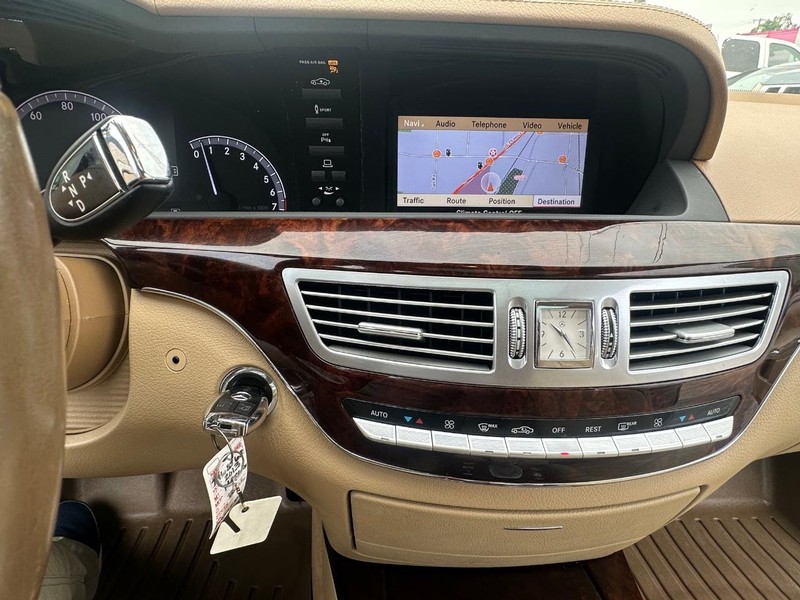 Mercedes-Benz S-Class Vehicle Full-screen Gallery Image 39