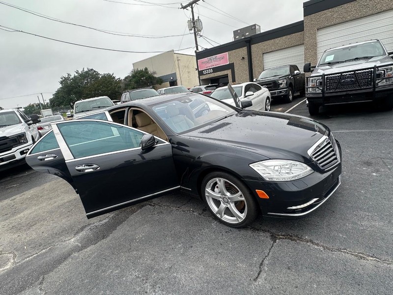 Mercedes-Benz S-Class Vehicle Full-screen Gallery Image 40