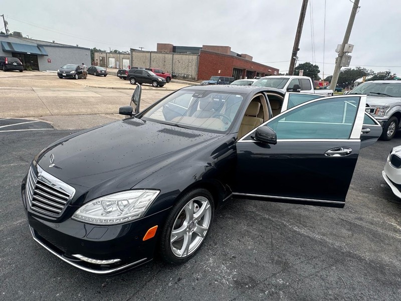 Mercedes-Benz S-Class Vehicle Full-screen Gallery Image 41