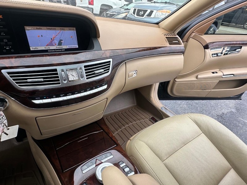 Mercedes-Benz S-Class Vehicle Full-screen Gallery Image 42