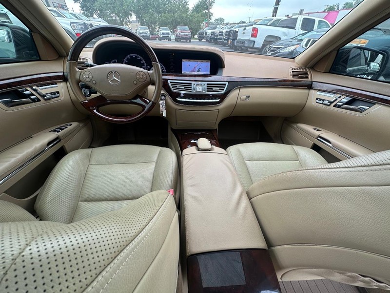 Mercedes-Benz S-Class Vehicle Full-screen Gallery Image 43