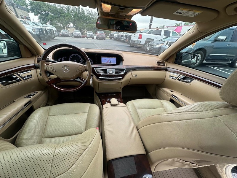 Mercedes-Benz S-Class Vehicle Full-screen Gallery Image 44