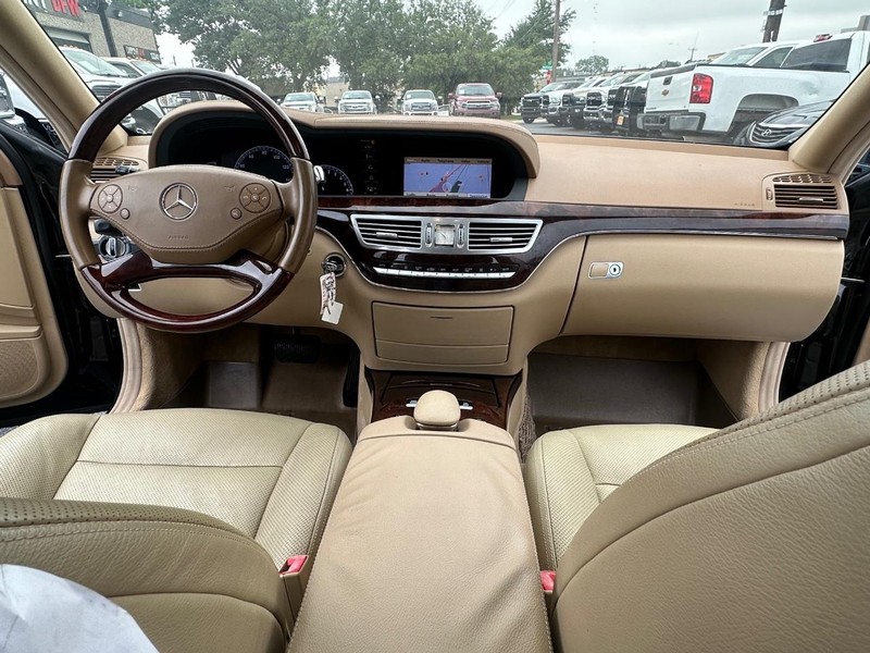 Mercedes-Benz S-Class Vehicle Full-screen Gallery Image 45