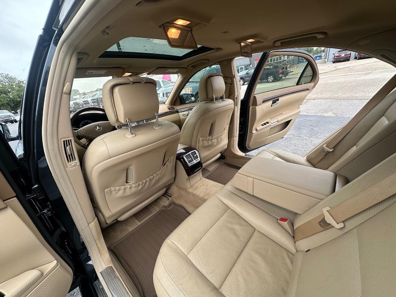 Mercedes-Benz S-Class Vehicle Full-screen Gallery Image 46