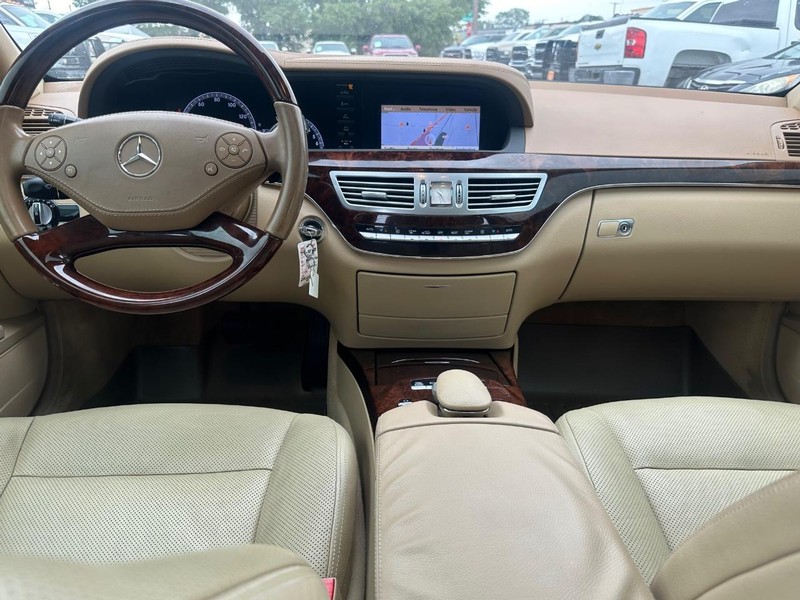Mercedes-Benz S-Class Vehicle Full-screen Gallery Image 47