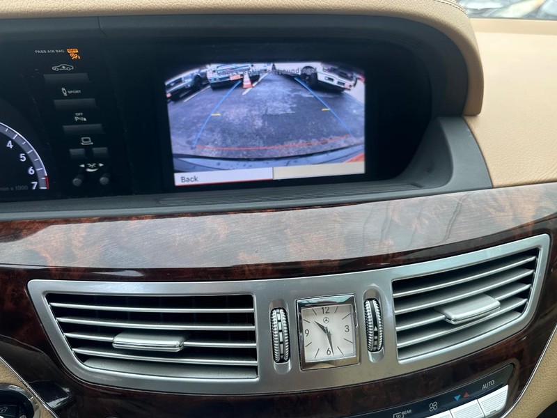 Mercedes-Benz S-Class Vehicle Full-screen Gallery Image 48