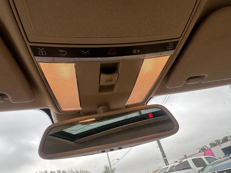 Mercedes-Benz S-Class Vehicle Full-screen Gallery Image 51