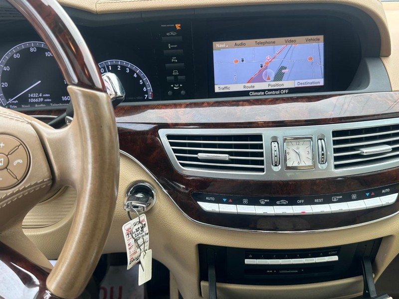 Mercedes-Benz S-Class Vehicle Full-screen Gallery Image 52