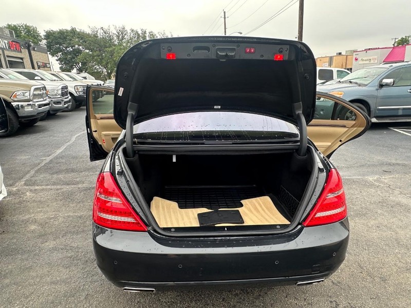 Mercedes-Benz S-Class Vehicle Full-screen Gallery Image 54