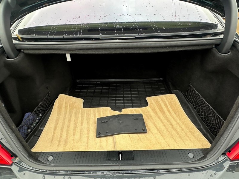 Mercedes-Benz S-Class Vehicle Full-screen Gallery Image 55