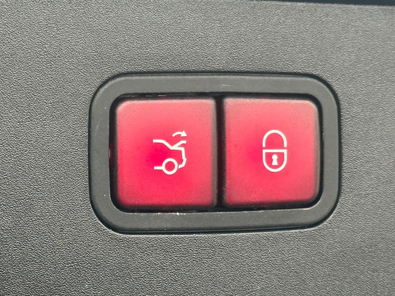 Mercedes-Benz S-Class Vehicle Full-screen Gallery Image 57