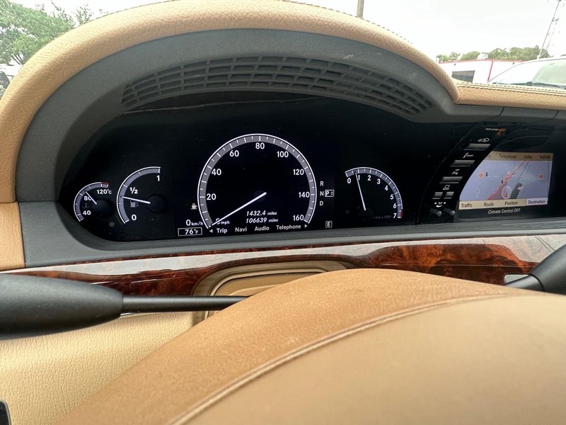 Mercedes-Benz S-Class Vehicle Full-screen Gallery Image 60