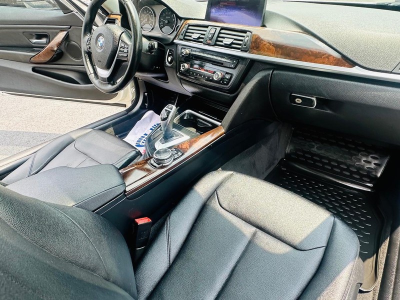 BMW 4 Series Vehicle Full-screen Gallery Image 19