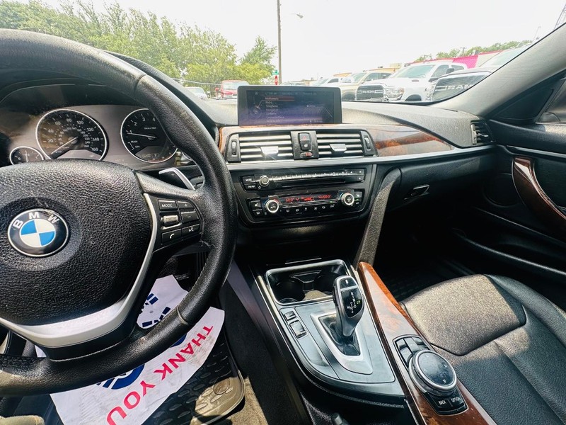 BMW 4 Series Vehicle Full-screen Gallery Image 26