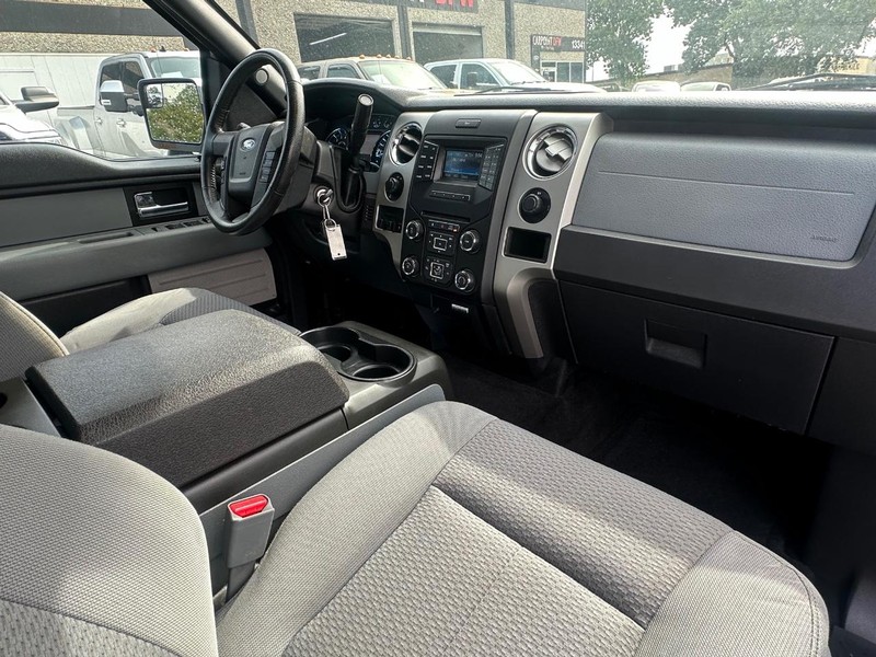Ford F-150 Vehicle Full-screen Gallery Image 26