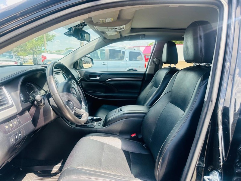 Toyota Highlander Vehicle Full-screen Gallery Image 08