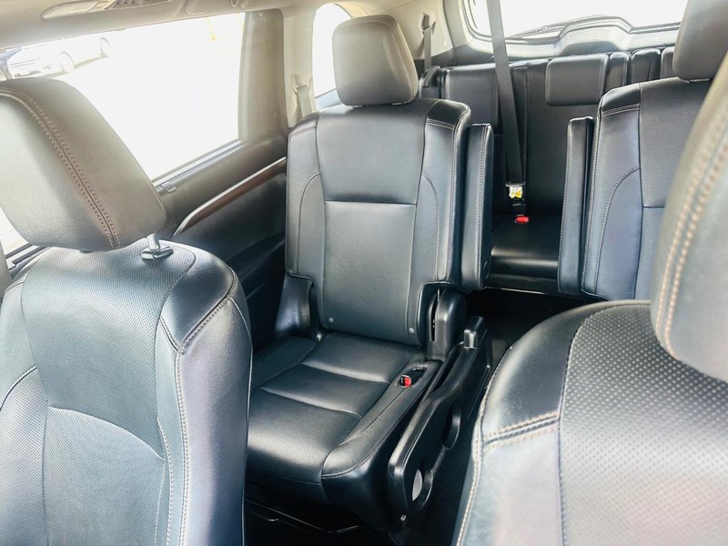 Toyota Highlander Vehicle Full-screen Gallery Image 10