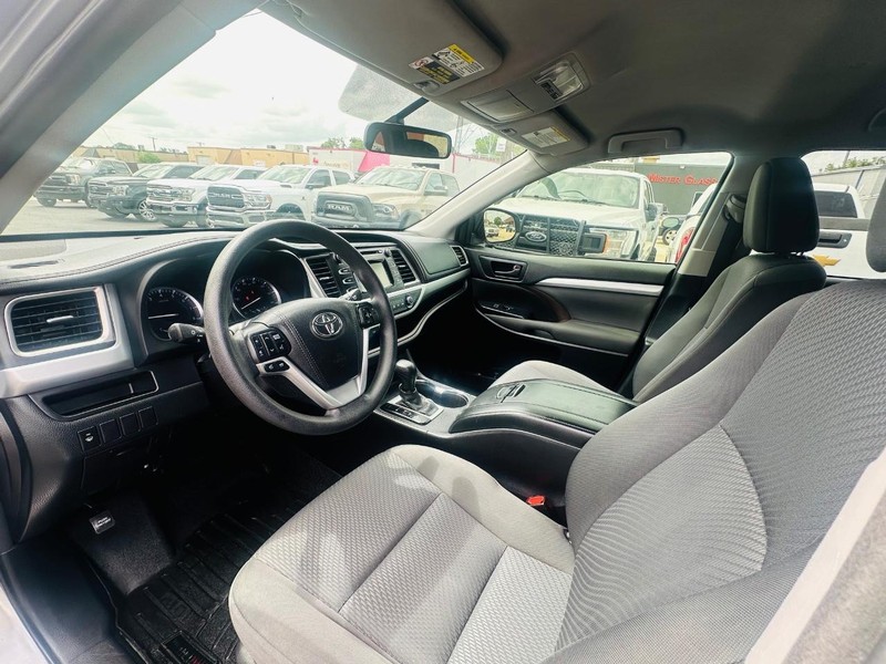 Toyota Highlander Vehicle Full-screen Gallery Image 13