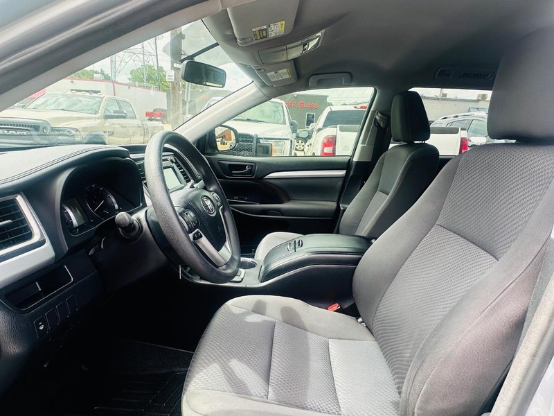 Toyota Highlander Vehicle Full-screen Gallery Image 14