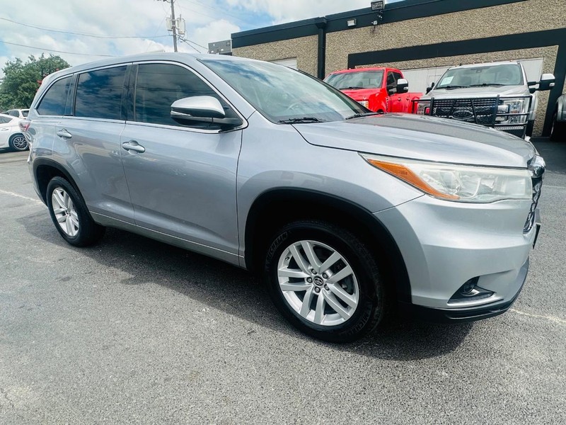 Toyota Highlander Vehicle Full-screen Gallery Image 15