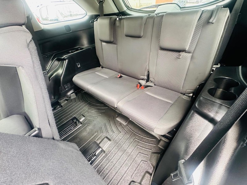 Toyota Highlander Vehicle Full-screen Gallery Image 16