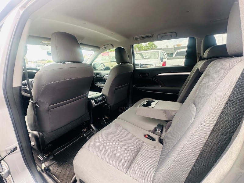 Toyota Highlander Vehicle Full-screen Gallery Image 17