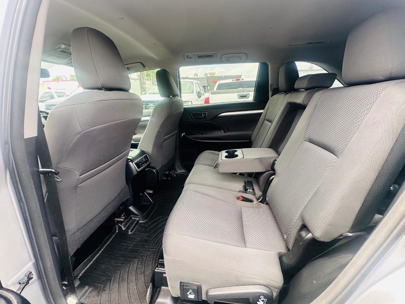 Toyota Highlander Vehicle Full-screen Gallery Image 18