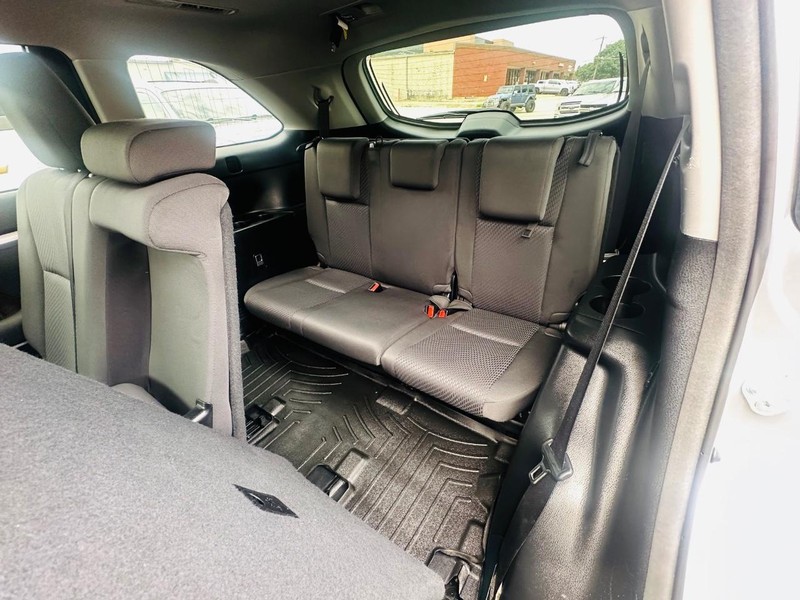 Toyota Highlander Vehicle Full-screen Gallery Image 21