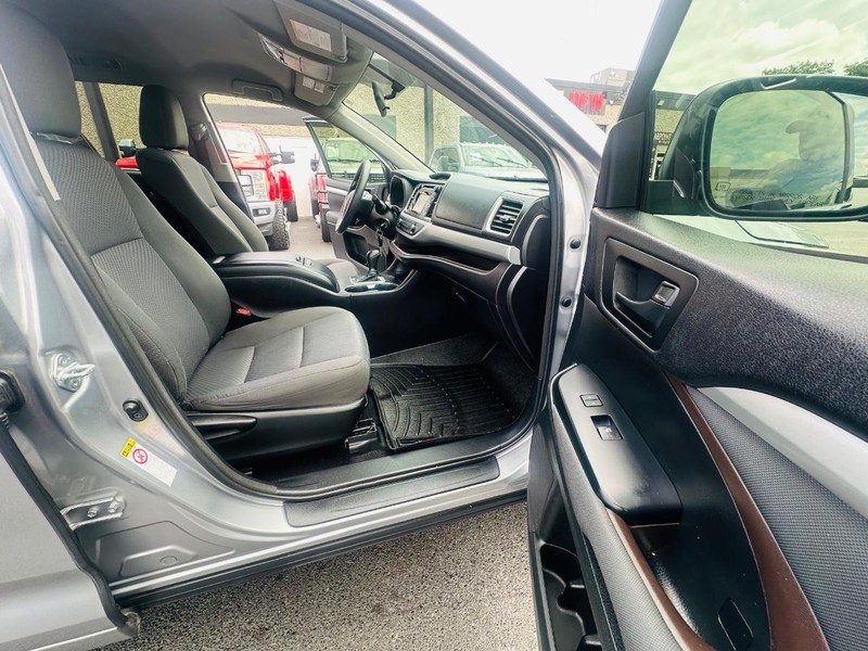 Toyota Highlander Vehicle Full-screen Gallery Image 22