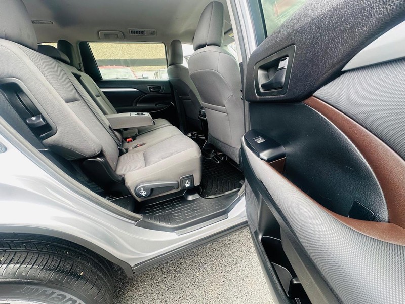 Toyota Highlander Vehicle Full-screen Gallery Image 23