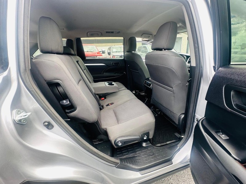 Toyota Highlander Vehicle Full-screen Gallery Image 24