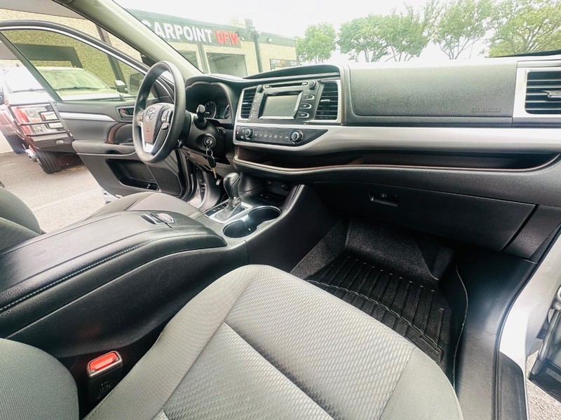 Toyota Highlander Vehicle Full-screen Gallery Image 27