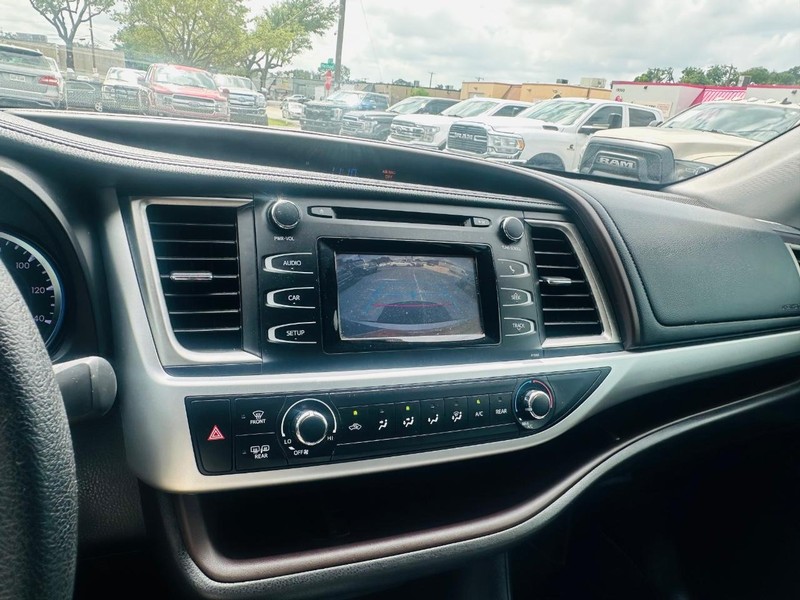 Toyota Highlander Vehicle Full-screen Gallery Image 28