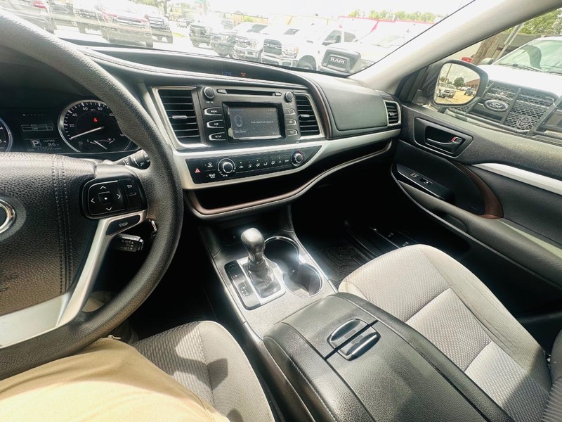 Toyota Highlander Vehicle Full-screen Gallery Image 29