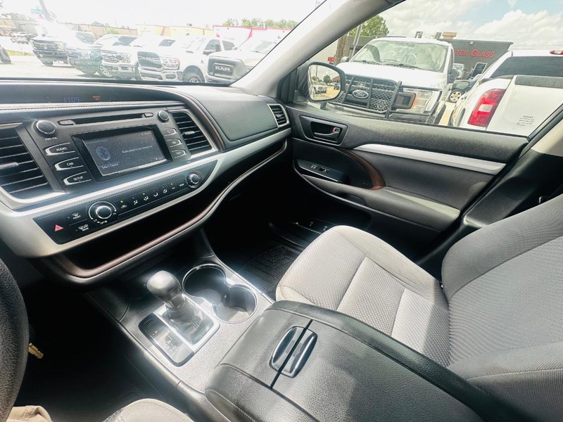 Toyota Highlander Vehicle Full-screen Gallery Image 30