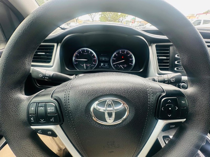 Toyota Highlander Vehicle Full-screen Gallery Image 32