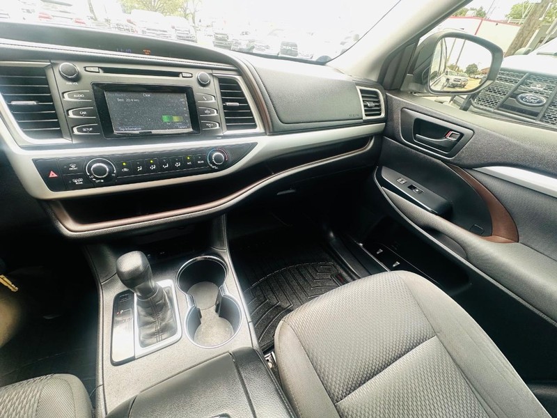Toyota Highlander Vehicle Full-screen Gallery Image 33