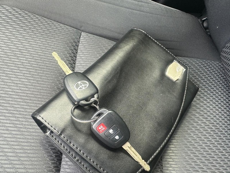 Toyota Highlander Vehicle Full-screen Gallery Image 34