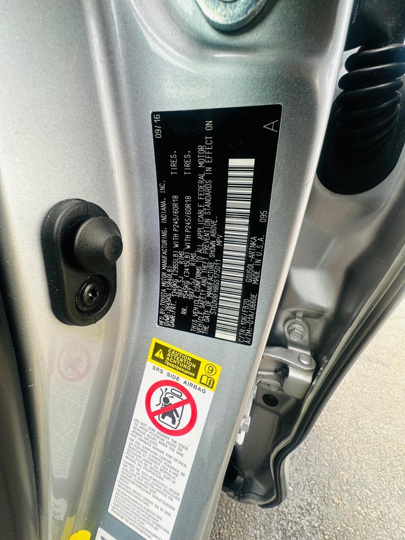 Toyota Highlander Vehicle Full-screen Gallery Image 36